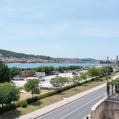 Beachfront Jurica With Balcony Appartement