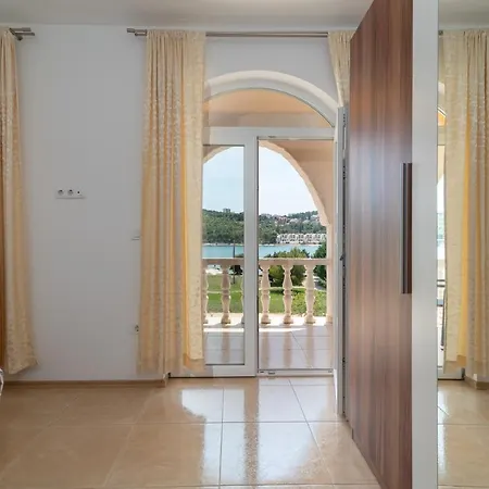 Appartement Beachfront Jurica With Balcony *