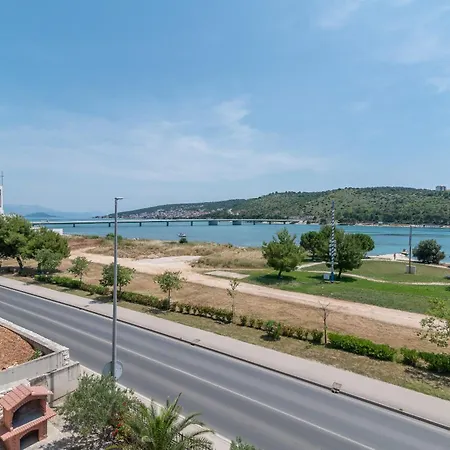 Beachfront Jurica With Balcony Appartement Trogir