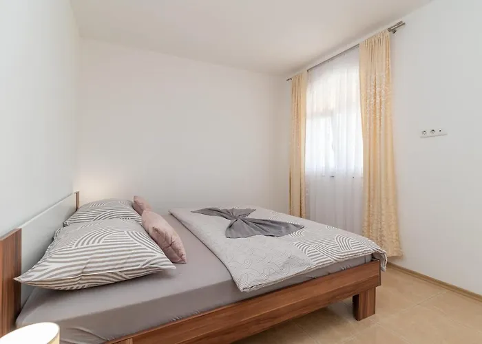 Beachfront Jurica With Balcony Daire