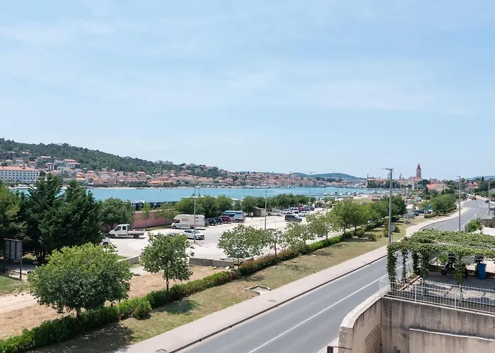 Beachfront Jurica With Balcony Daire