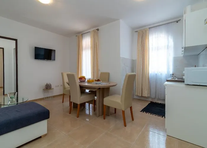 Beachfront Jurica With Balcony Daire *