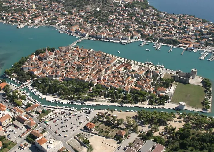 Beachfront Jurica With Balcony Apartmán Trogir