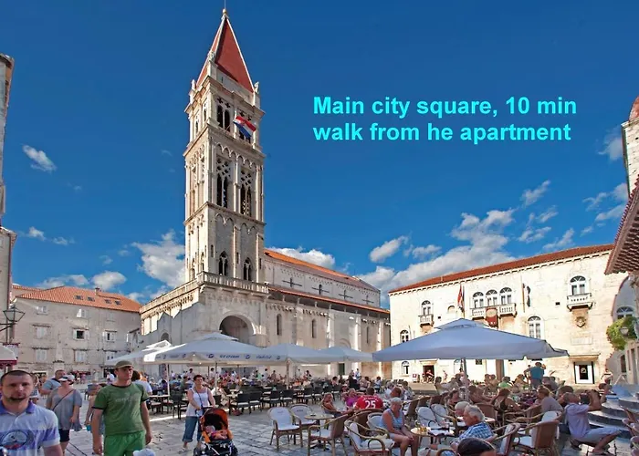 Beachfront Jurica With Balcony Daire Trogir