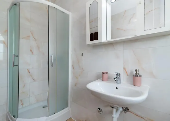 Beachfront Jurica With Balcony Daire Trogir