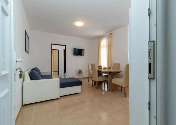 Beachfront Jurica With Balcony Apartmán