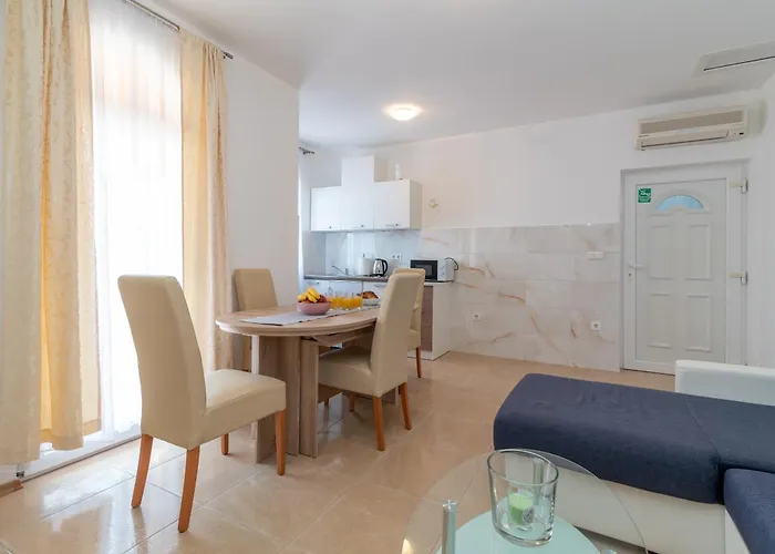 Beachfront Jurica With Balcony Apartmán Trogir