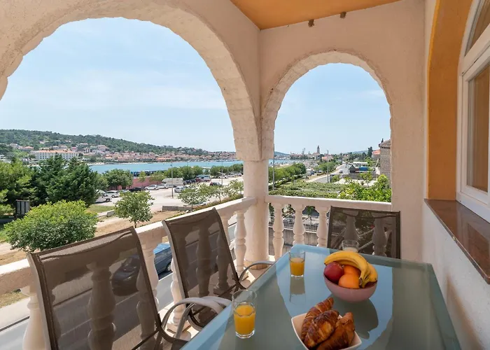 Beachfront Jurica With Balcony Apartmán Trogir