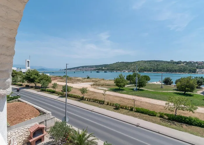 Beachfront Jurica With Balcony Daire Trogir
