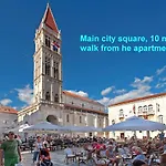 Beachfront Jurica With Balcony Apartment Trogir