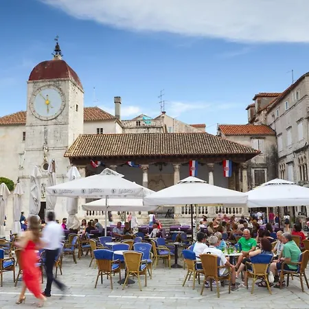 Beachfront Jurica With Balcony * Trogir