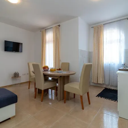 Beachfront Jurica With Balcony Apartament *