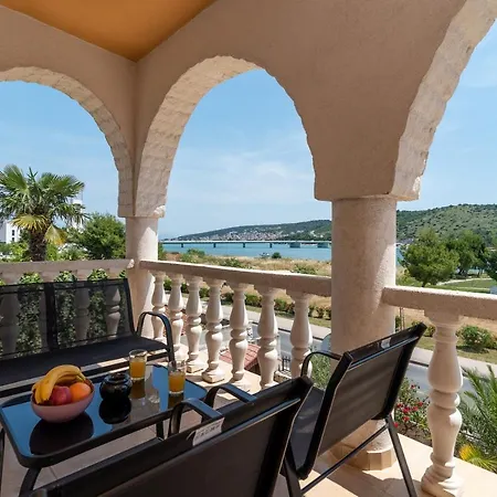 Beachfront Jurica With Balcony Apartament Trogir