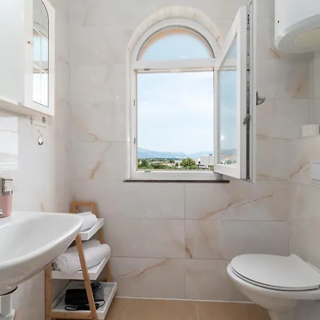 Beachfront Jurica With Balcony Apartament Trogir
