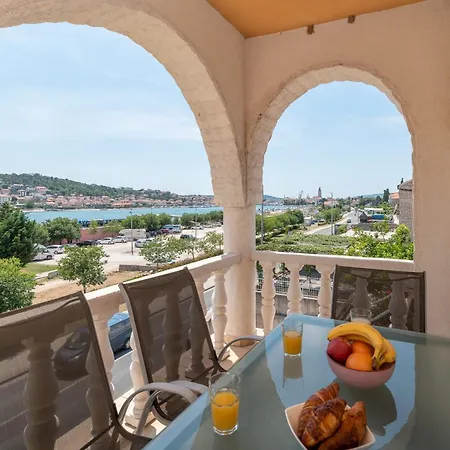 Beachfront Jurica With Balcony Apartament Trogir