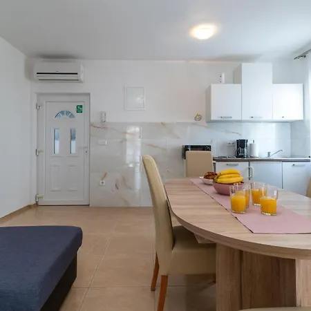 Beachfront Jurica With Balcony * 特罗吉尔