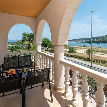 Beachfront Jurica With Balcony شقة تروغير