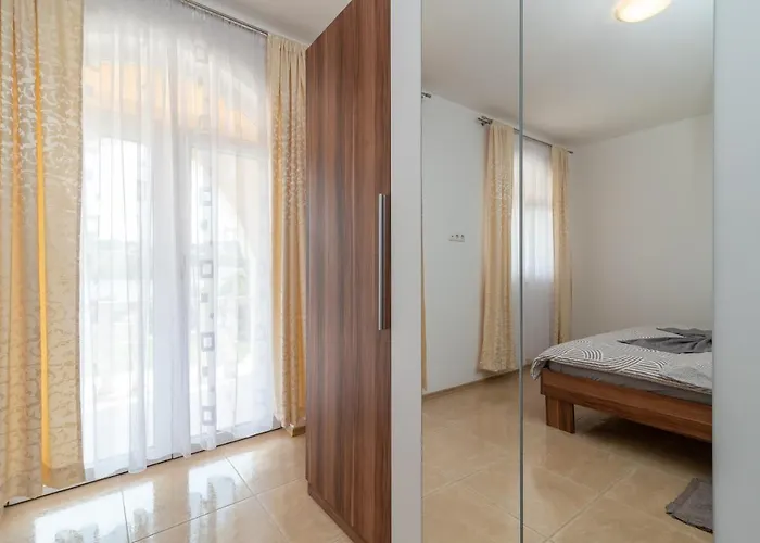 Beachfront Jurica With Balcony Appartement