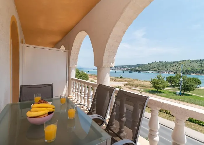 Beachfront Jurica With Balcony Appartement *