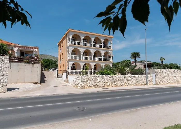 Beachfront Jurica With Balcony Appartement Trogir