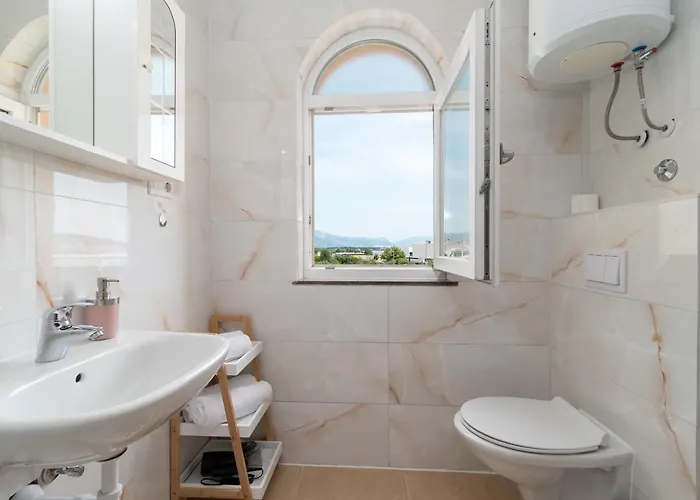 Beachfront Jurica With Balcony Appartement Trogir